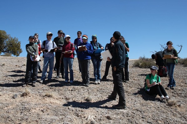 Helge_talking_to_students_on_dragons_back